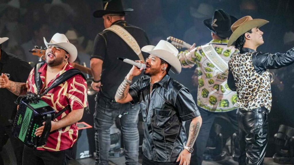 Eduin Caz cumple el sueño de una fan hospitalizada antes del concierto de Grupo Firme
