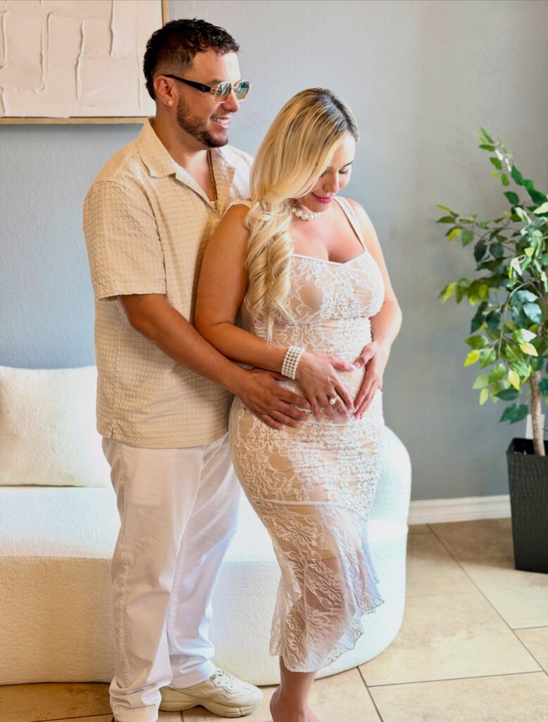 Lorenzo Méndez y Claudia Galván confirman el sexo del bebé que esperan