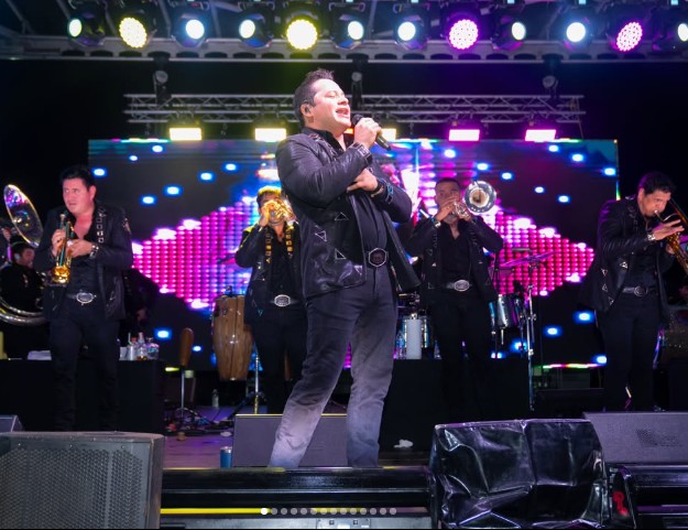 El emotivo regreso de Rafa Gonz&aacute;lez a los escenarios junto a Banda Los Recoditos