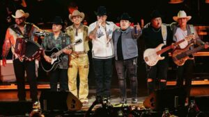 Integrante de Grupo Firme cae del escenario en pleno concierto y termina hospitalizado