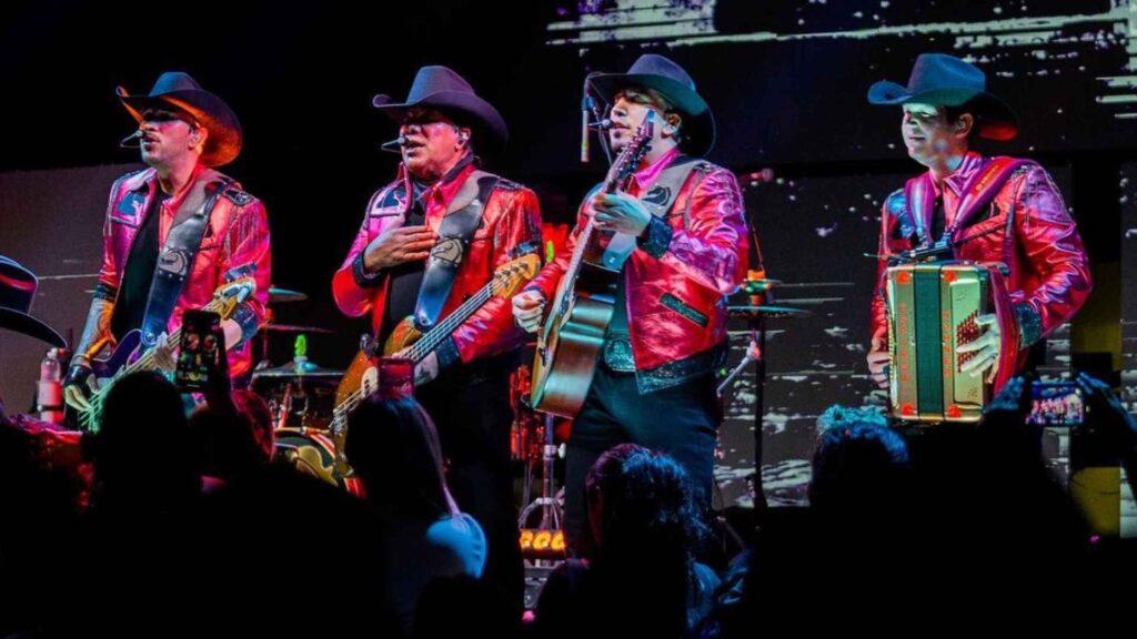 Bronco deja los escenarios y arma fiesta sorpresa en antros de Monterrey