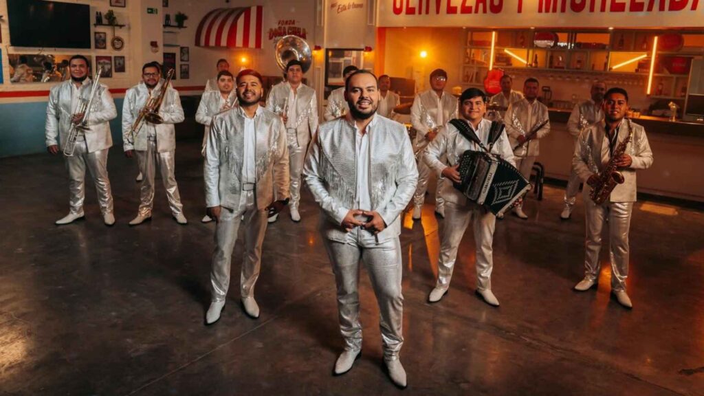 Banda Renovaci&oacute;n vive momentos de p&aacute;nico tras ser interceptada en carretera de Michoac&aacute;n