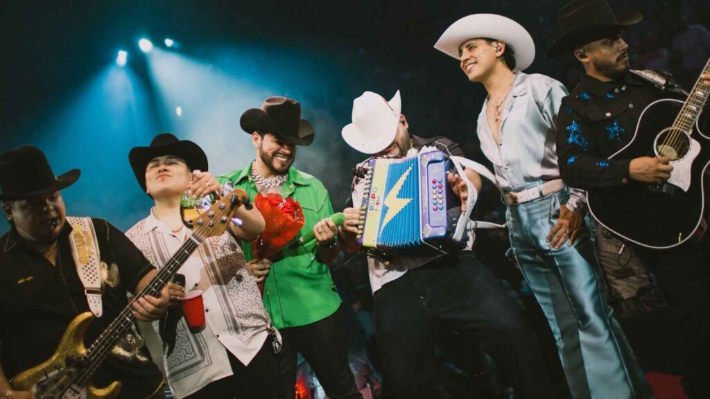El fenómeno de Grupo Firme cruza fronteras con doble nominación en los Premios HEAT 2026
