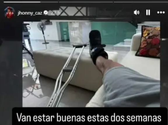 Integrante de Grupo Firme cae del escenario en pleno concierto y termina hospitalizado