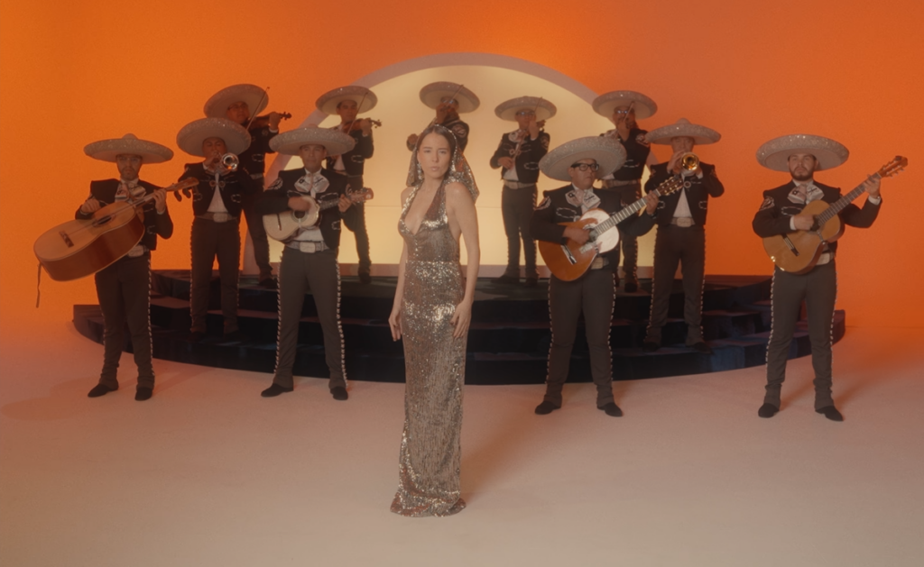 Majo Aguilar apuesta por la nostalgia y conquista con su interpretaci&oacute;n de &ldquo;Por Debajo de la Mesa&rdquo;