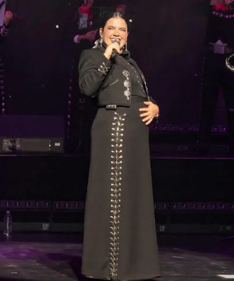 Camila Fern&aacute;ndez emociona a sus fans al anunciar que espera a su segundo beb&eacute; durante concierto en Guadalajara
