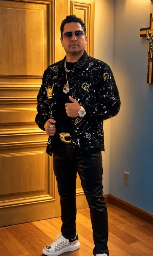 Julión Álvarez sin sombrero ni botas sorprende con un look que nadie esperaba