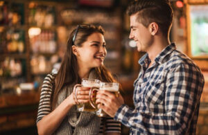 Las parejas que beben juntas son m&aacute;s felices