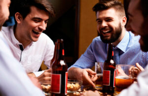 Fingir una actitud positiva en el trabajo puede hacer que bebas m&aacute;s alcohol