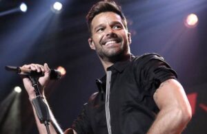 Ricky Martin besa a presentador de Viña del Mar en pleno escenario