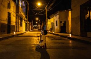 Conmueve en redes foto de ni&ntilde;o hincado y en la calle pidiendo a Dios que termine la pandemia