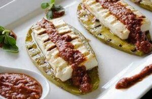 ¿A dieta? Aprende a preparar un delicioso nopal con queso y salsa de chile de árbol