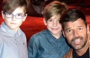 Por pandemia, ceremonia de graduaci&oacute;n de los hijos de Ricky Martin fue virtual