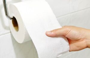 ¿En dónde debe ser tirado el papel de baño ya usado?