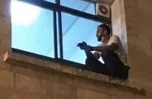 Hombre escala hasta la ventana de un hospital para cuidar de su madre enferma