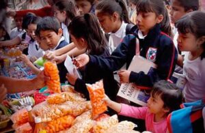 Oaxaca, primer estado en prohibir la venta de refrescos y golosinas a menores de edad