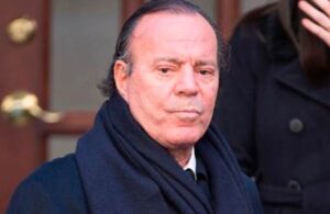 Julio Iglesias es captado con un deterioro f&iacute;sico preocupante
