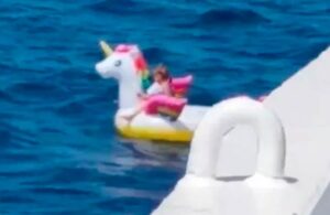 Nena de 4 a&ntilde;os es encontrada sola en medio del oc&eacute;ano aferrada a su flotador inflable
