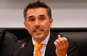 Sergio Mayer muy molesto con la hermana de Xavier Ortiz por revelar c&oacute;mo muri&oacute; el cantante