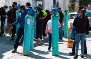 Revendedores de tanques de ox&iacute;geno abusan de la necesidad de la gente