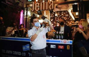 REGALAN bebidas en bar de Israel como incentivo para que j&oacute;venes se vacunen