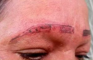 Mujer expone a quienes tatuaron a su mam&aacute; en redes sociales
