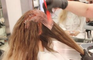 Fallece mujer luego de te&ntilde;irse el cabello, era al&eacute;rgica al tinte 