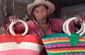 Piden ayuda en redes para que artesano pueda vender sus bolsas de palma