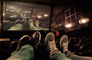 Acusan de acoso a empleado de cine por pedir que bajen los pies de la butaca