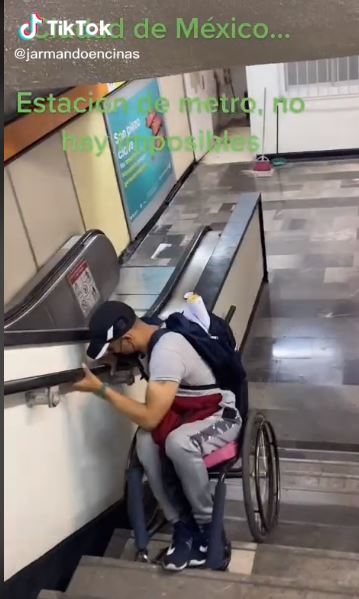 En &uacute;ltimos d&iacute;as, el video de un hombre que baja las escalera en reversa del metro en una estaci&oacute;n de la l&iacute;nea 7 en silla de ruedas se ha viralizado.