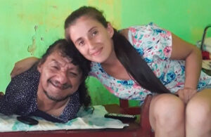 &iexcl;Admirable! Hombre sin extremidades logr&oacute; sacar adelante a sus hijas