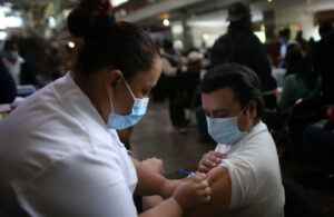 Inicia vacunaci&oacute;n de personas entre 40 y 49 a&ntilde;os en Iztacalco, Cuauht&eacute;moc y Azcapotzalco