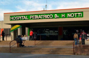 Pareja de hombres adopta a pequeña con leucemia y se cura