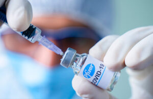 Autoriza Cofepris aplicación de vacuna anticovid de Pfizer a mayores de 12 años