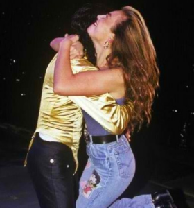 #DeAnta&ntilde;o: El d&iacute;a que Thal&iacute;a logr&oacute; subir al escenario para abrazar a Michael Jackson