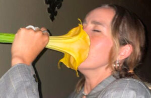 Mujer se intoxica tras oler flor aromática. ¿Cuál fue la reacción que presentó?