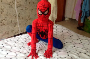 Niños se dejan morder por una viuda negra para adquirir los poderes del “Hombre Araña”