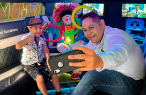 Celebran en grande la graduaci&oacute;n de Romeo, el peque&ntilde;o al que discriminaron en su kinder 