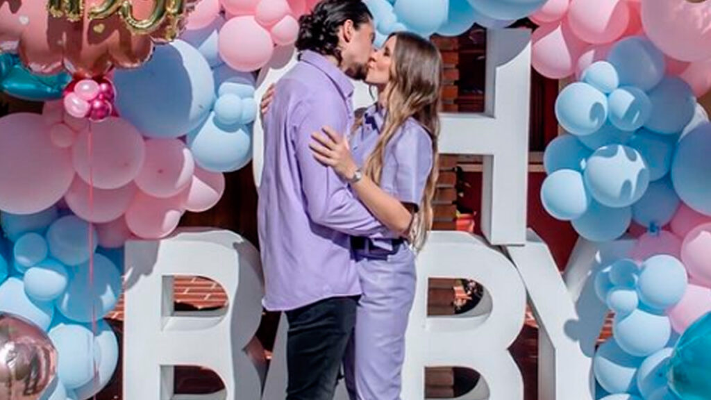 Alex Fernández y su esposa revelan el sexo y el nombre de su bebé