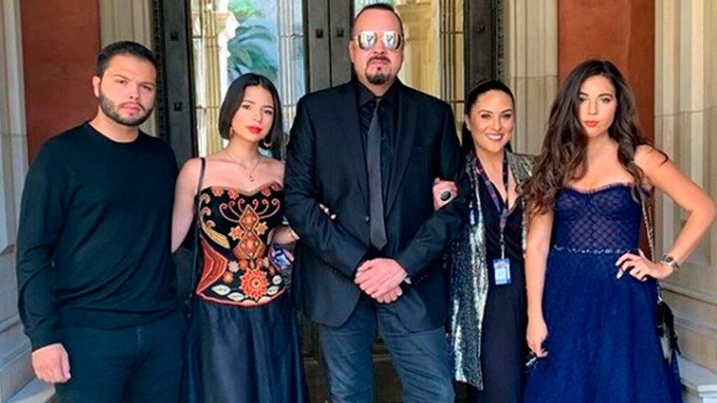 Pepe Aguilar y su familia pasaron tremendo susto a bordo de un avi&oacute;n