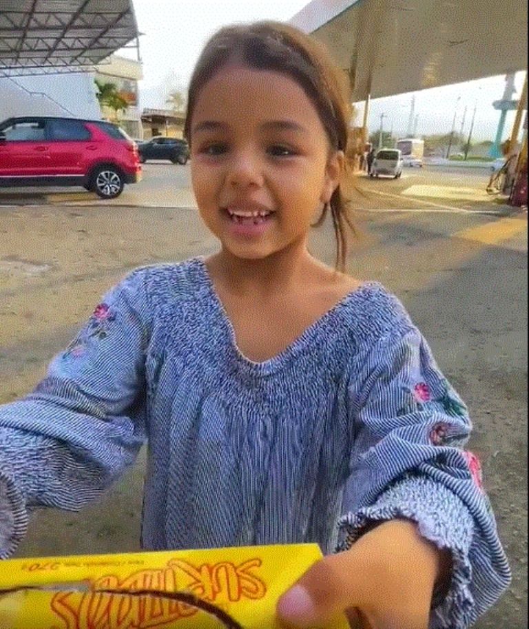 Video: Ni&ntilde;a que vende dulces se viraliza por hablar cuatro idiomas