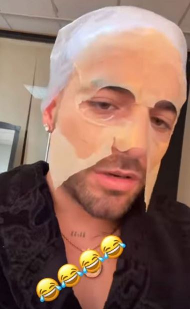 Maluma revela su secreto de belleza para lucir una piel radiante