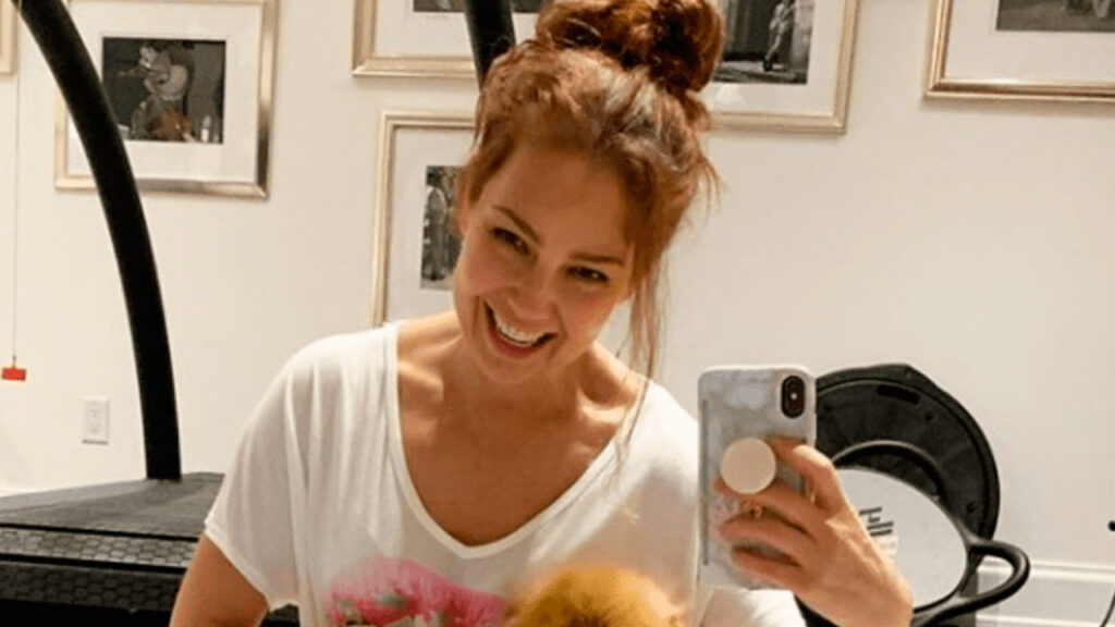 Thal&iacute;a enfrenta problemas de salud que le impiden caminar