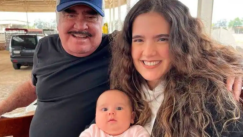 Nieta de Vicente Fernández comparte video de su abuelo cantándole a su bisnieta