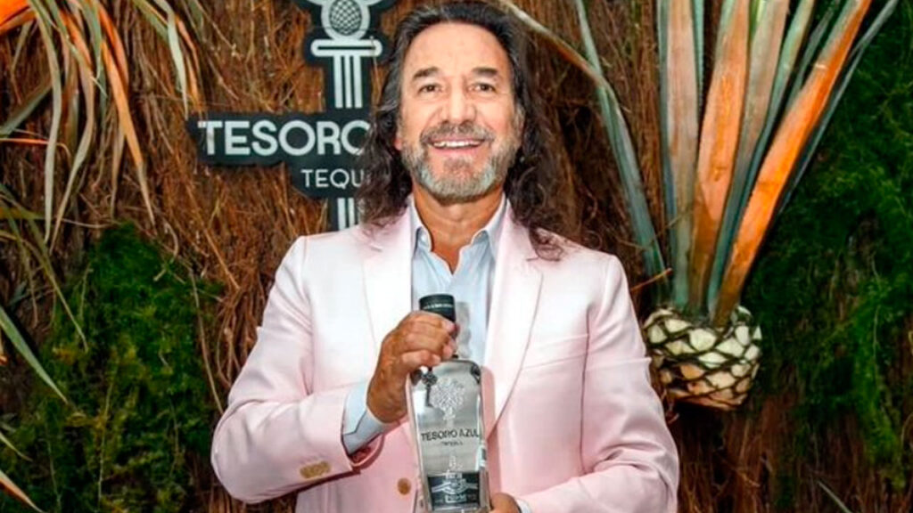 Lanza Marco Antonio Solís, su tequila "Tesoro Azul"