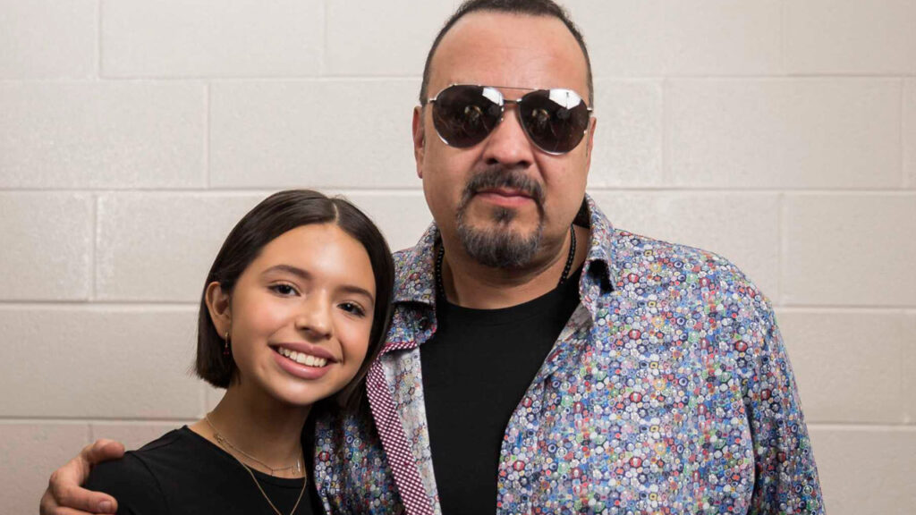 Ángela Aguilar confiesa que su papá la regañaba por "coqueta"