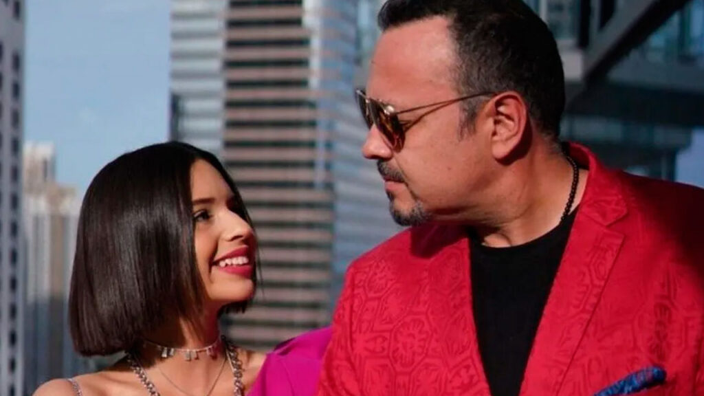 Pepe Aguilar cuestiona a &Aacute;ngela en pleno concierto: &iquest;Por qu&eacute; est&aacute; tan escotado ese mugrero?