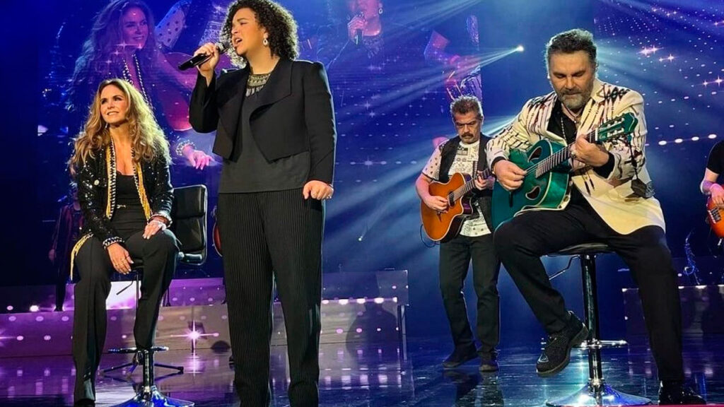 Lucero Mijares sorprende con imitaci&oacute;n de su pap&aacute; en pleno concierto