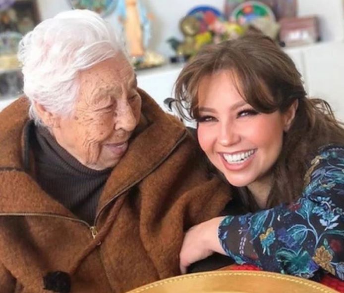Critican a Thal&iacute;a por celebrar el 4 de julio y no guardar luto a su abuelita