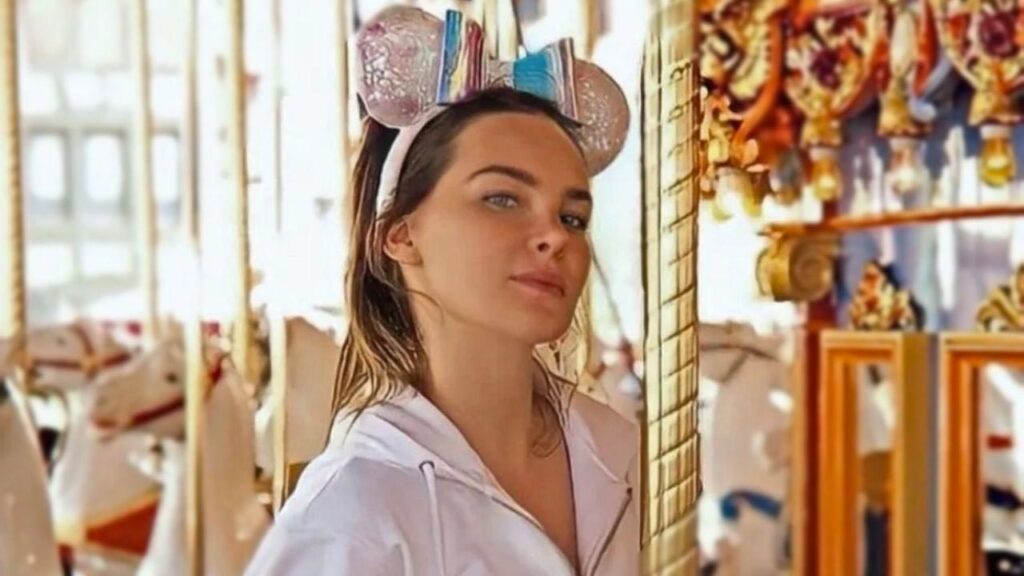 Con gorro de chef, Belinda presume foto en escenario de Ratatouille en Disney